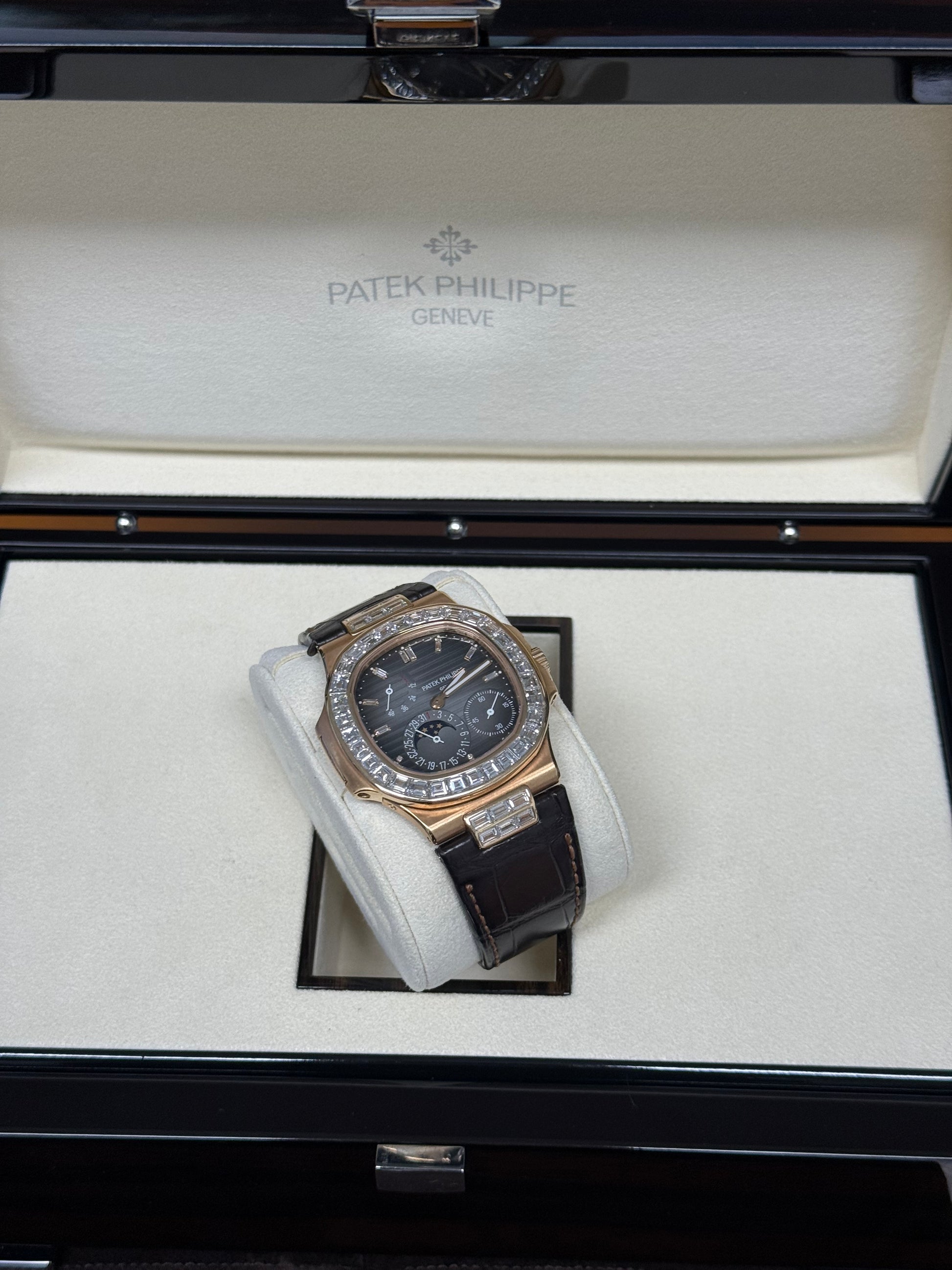 2014 PATEK PHILIPPE NAUTILUS ROSE GOLD MOONPHASE BAGUETTE DIAMOND BEZEL 5724r-001