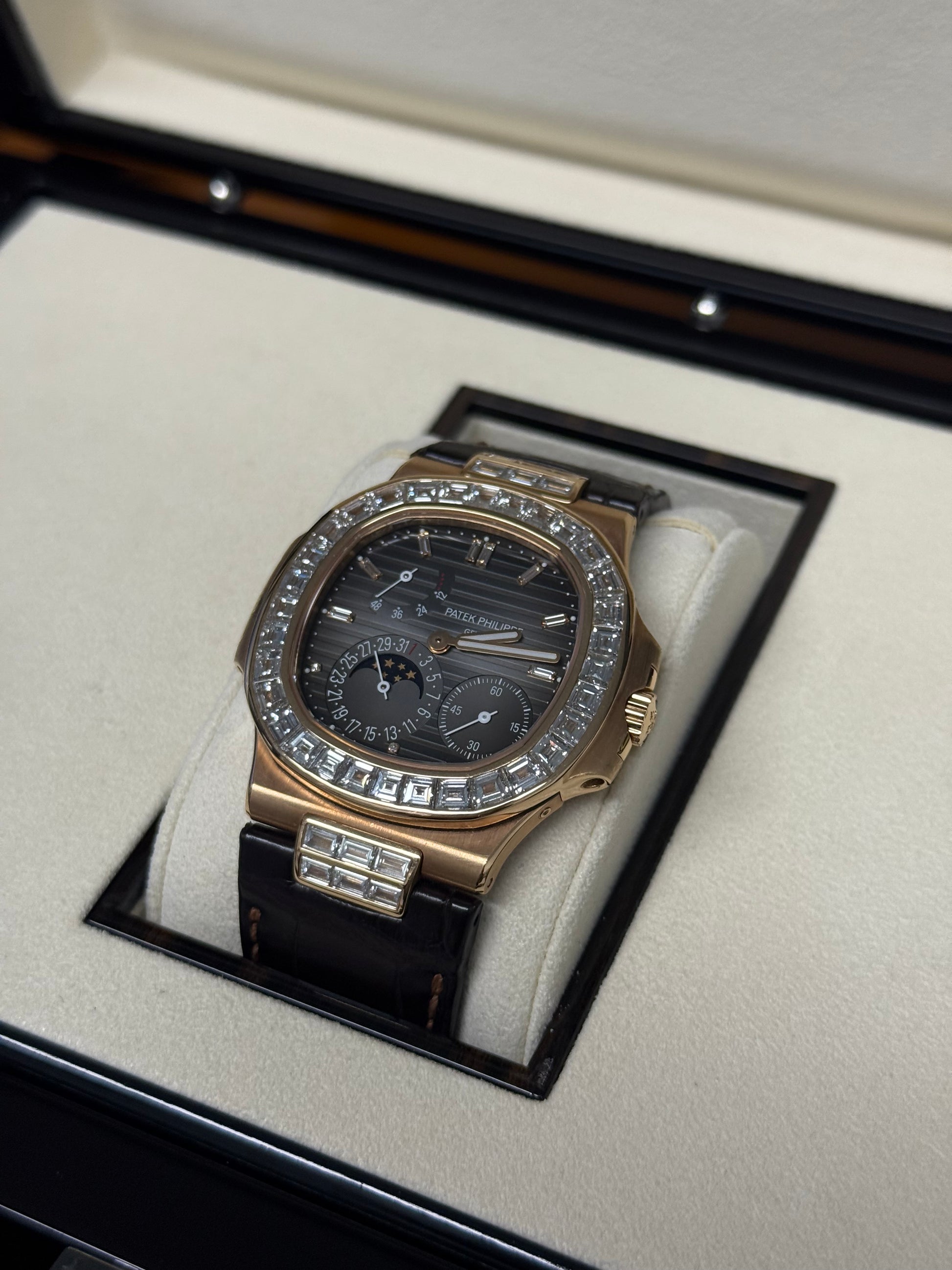 2014 PATEK PHILIPPE NAUTILUS ROSE GOLD MOONPHASE BAGUETTE DIAMOND BEZEL 5724r-001