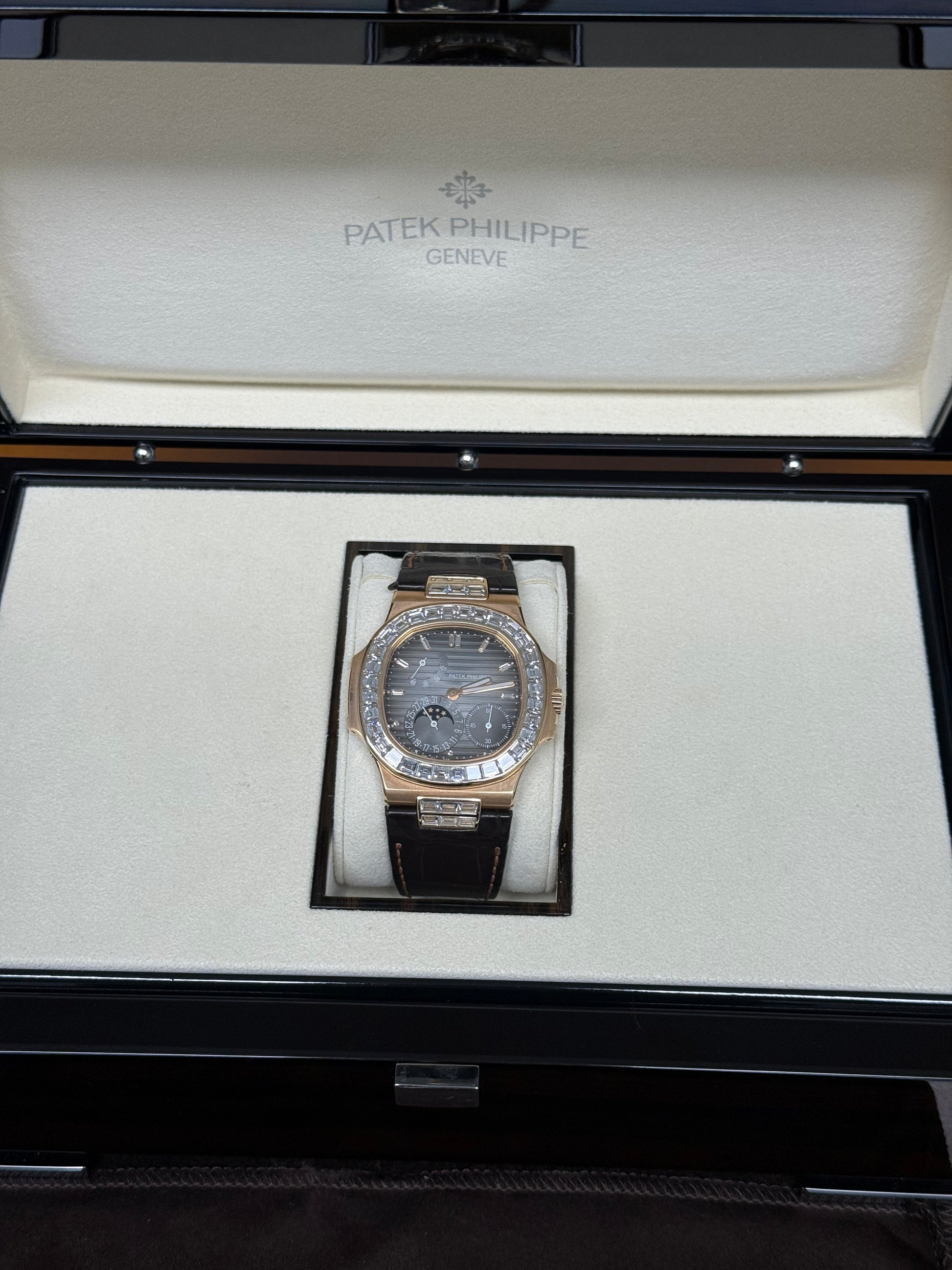 2014 PATEK PHILIPPE NAUTILUS ROSE GOLD MOONPHASE BAGUETTE DIAMOND BEZEL 5724r-001