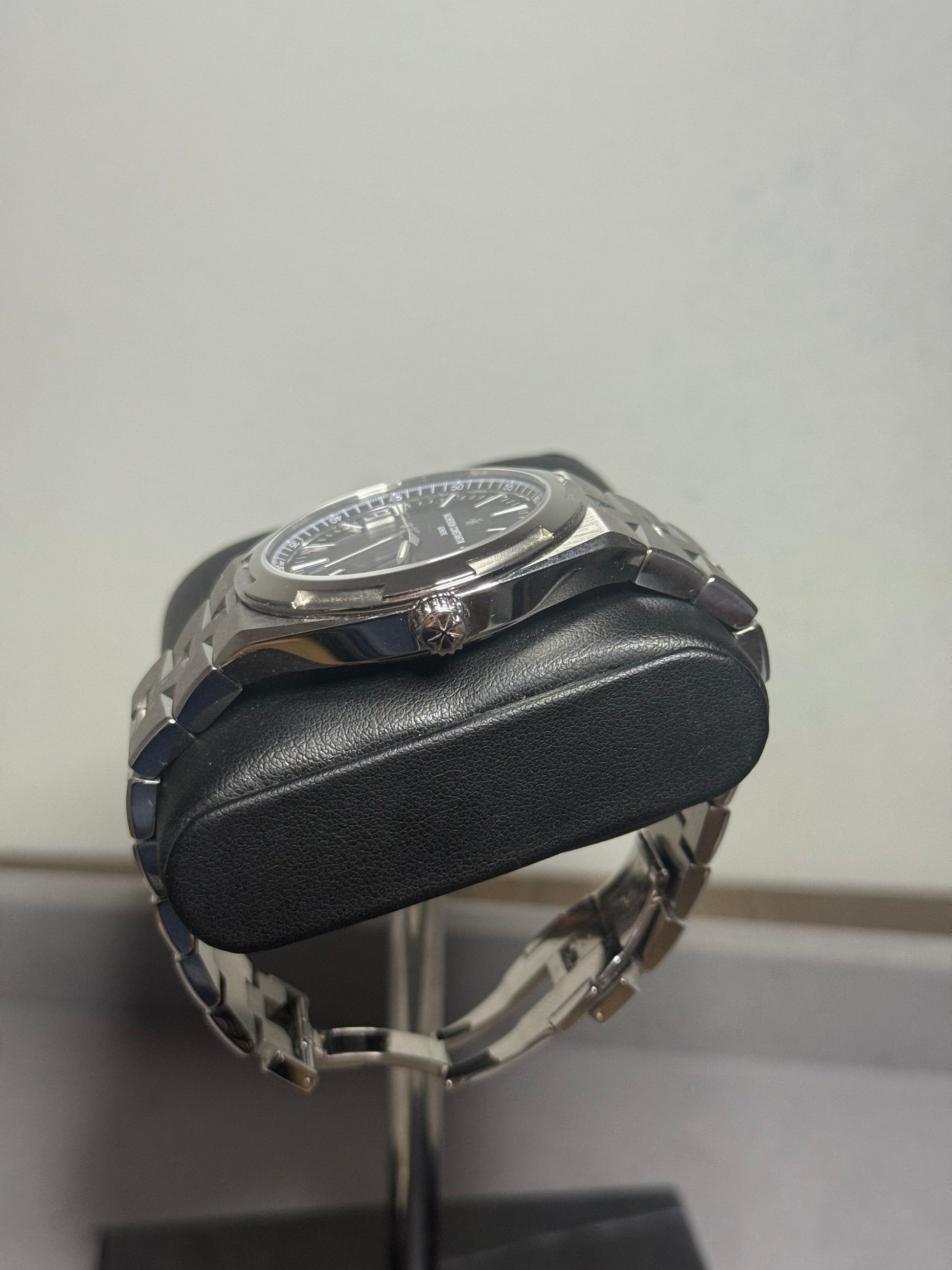 2025 VACHERON CONSTANTIN OVERSEAS SELF WINDING BLUE DIAL STAINLESS STEEL 4520v