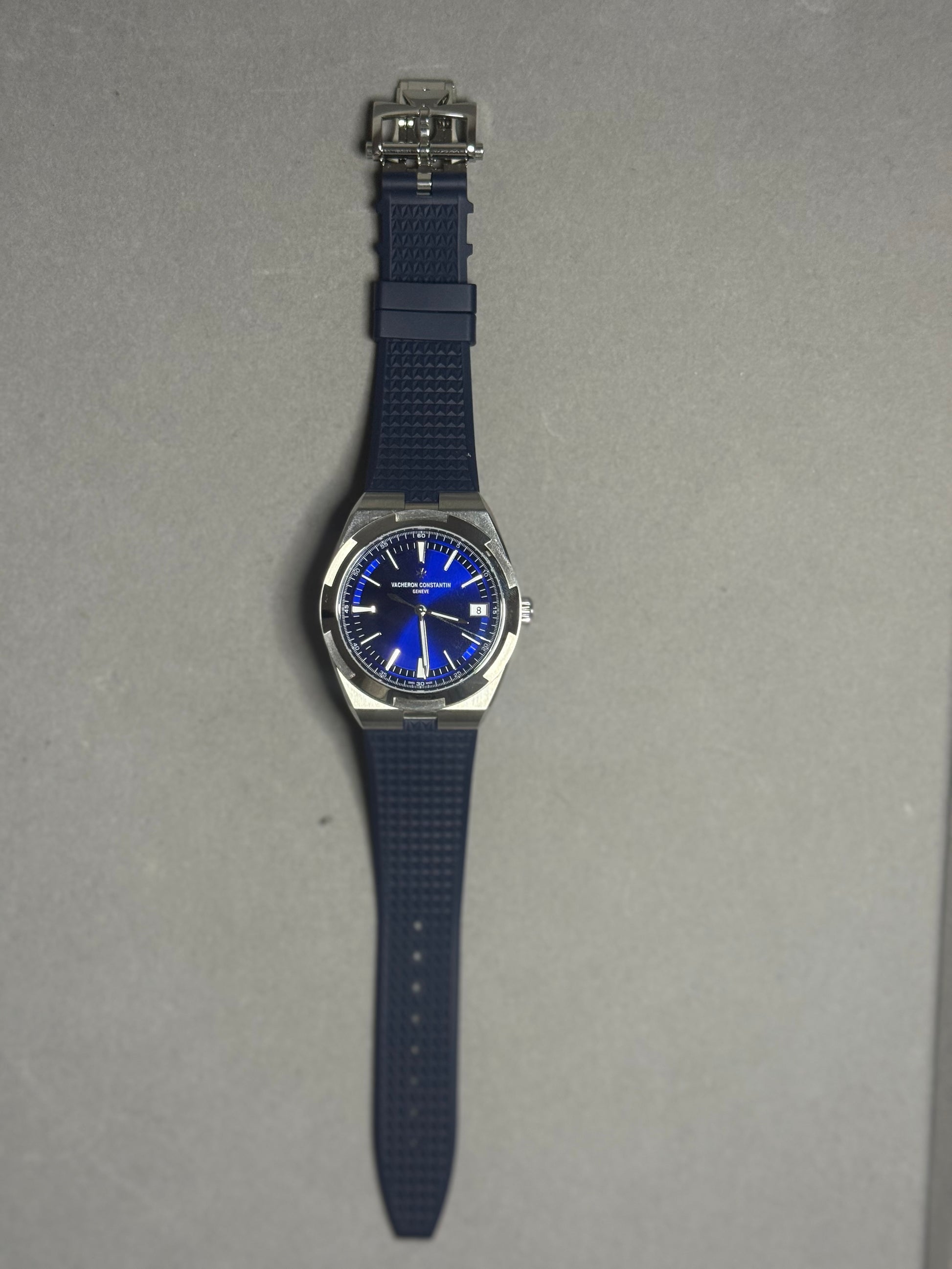 2025 VACHERON CONSTANTIN OVERSEAS SELF WINDING BLUE DIAL STAINLESS STEEL 4520v