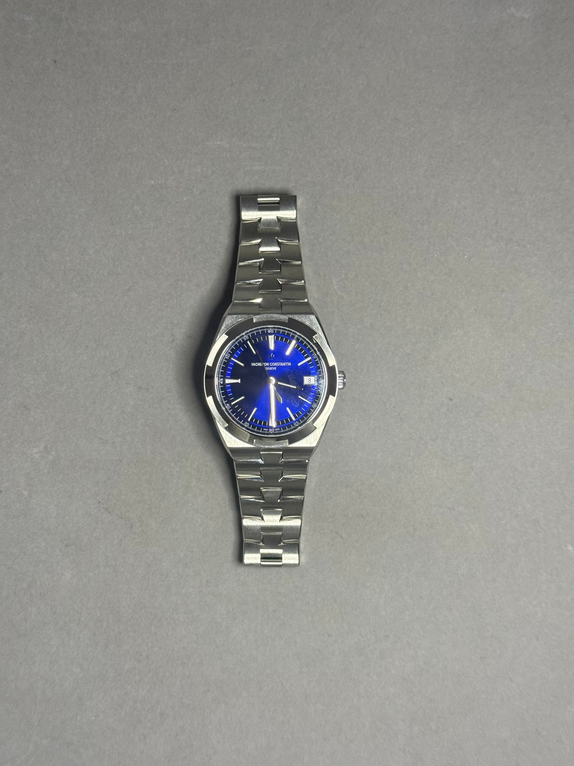 2025 VACHERON CONSTANTIN OVERSEAS SELF WINDING BLUE DIAL STAINLESS STEEL 4520v