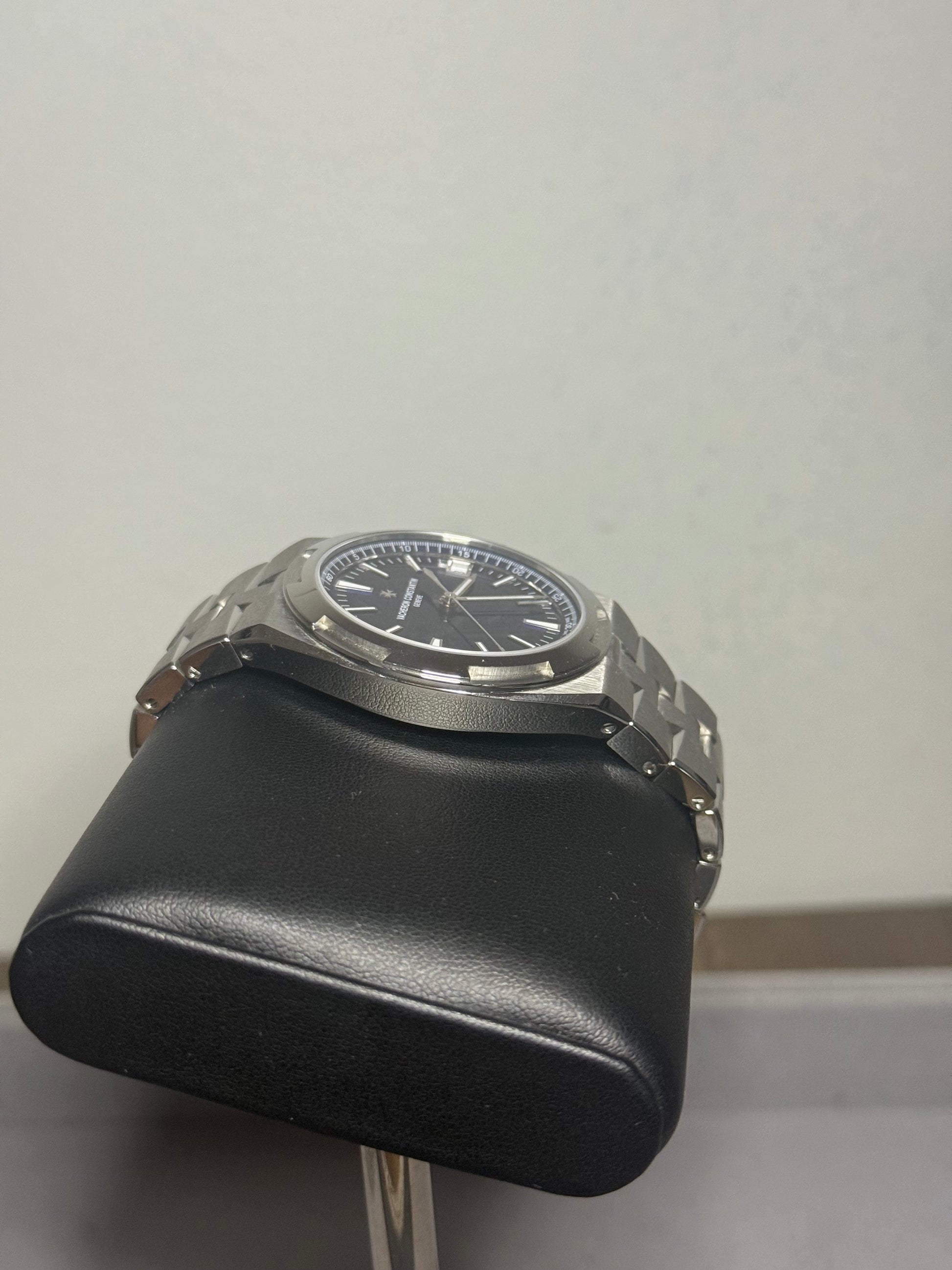 2025 VACHERON CONSTANTIN OVERSEAS SELF WINDING BLUE DIAL STAINLESS STEEL 4520v