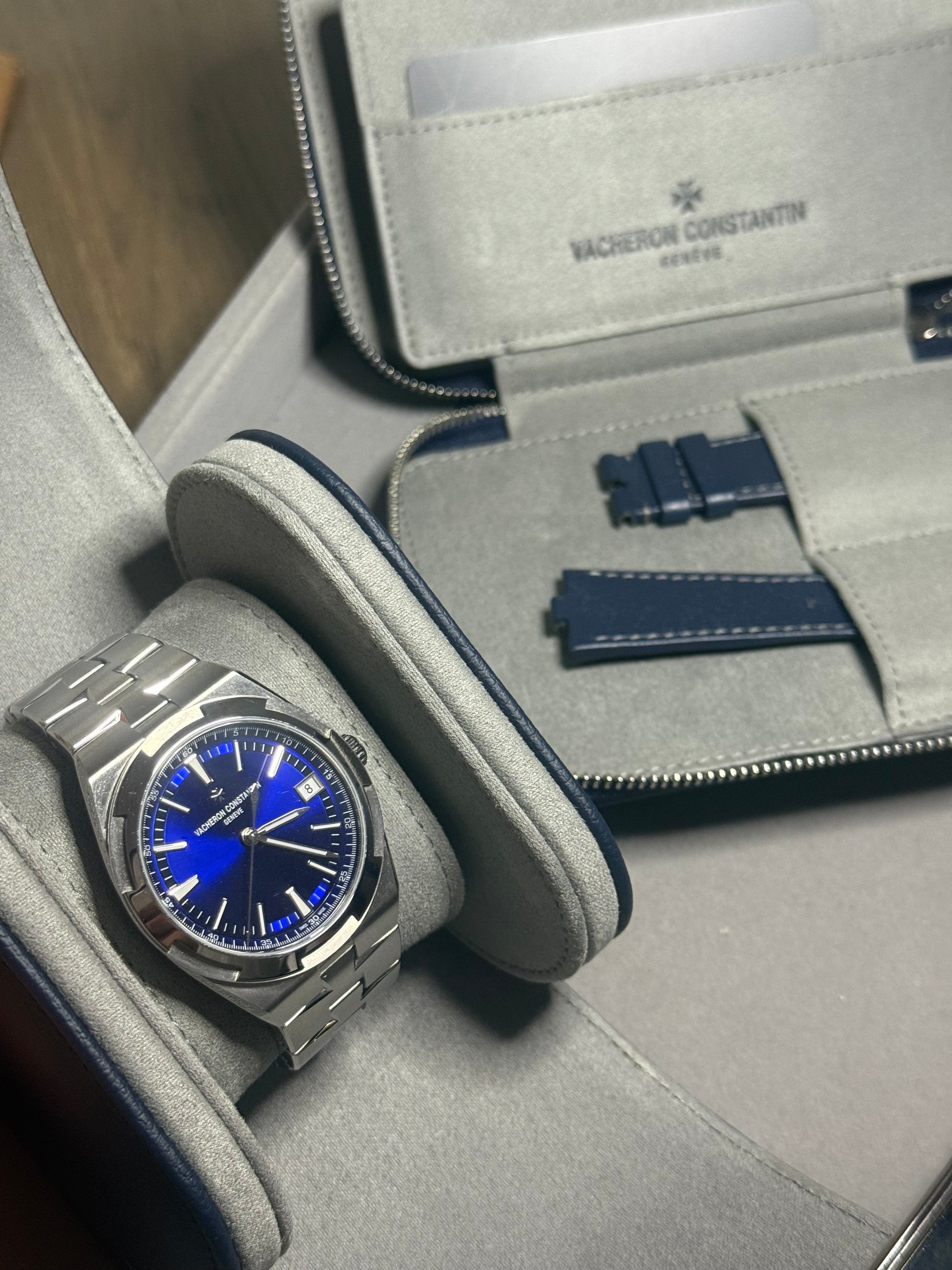 2025 VACHERON CONSTANTIN OVERSEAS SELF WINDING BLUE DIAL STAINLESS STEEL 4520v