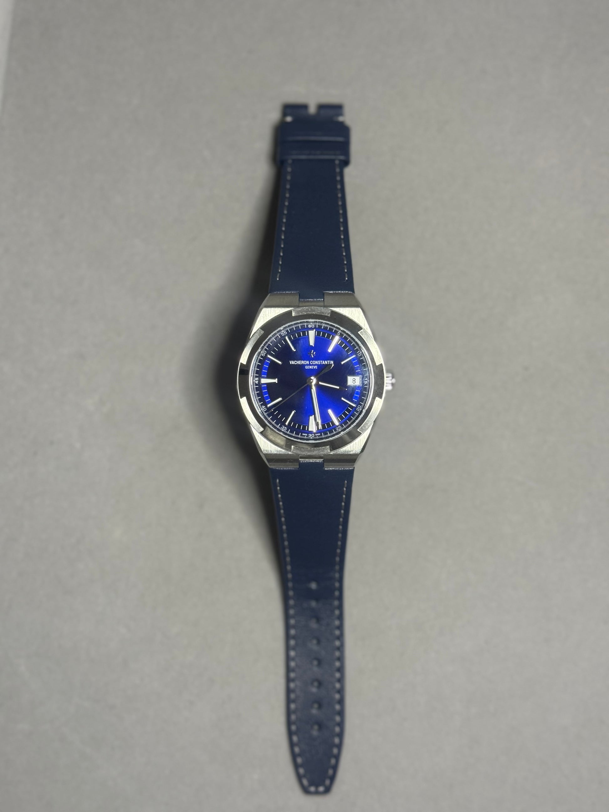 2025 VACHERON CONSTANTIN OVERSEAS SELF WINDING BLUE DIAL STAINLESS STEEL 4520v